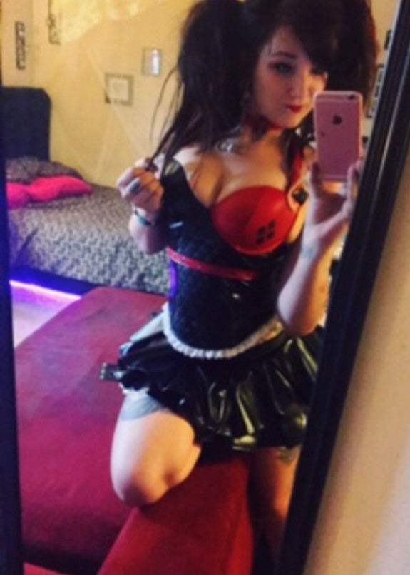 love-cosplaygirls:  My first attempt at Harley Quinn.