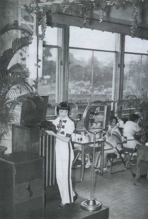 Record girl レコードガール at &ldquo;Juraku&rdquo; 聚楽 coffee shop, Ueno - Japan - 1936 Source Twitter @oldp