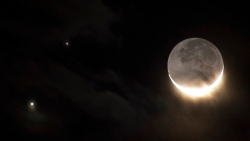 spaceexp:Venus, Mars and the Moon Last Night via reddit