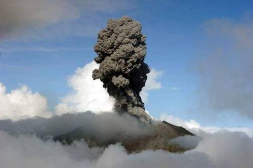 ultranormalhero:On your left, Turrialba Volcano throwing ashes as it has been doing since last year 