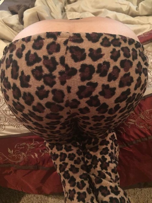 ladiesoftexas2:  East Texas Latina hotwife sharing and unwrapping it like a present for ass Wednesday.