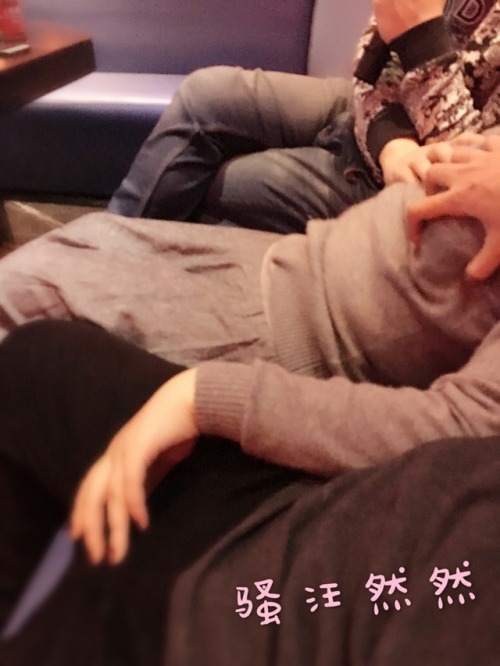 jocol: 3P第二章 “KTV” 和主人男票去酒店开了房间，把东西放好之后，因为肚子饿饿了，就决定先去吃饭饭！ 主人居然不许狗狗穿胸罩..好害羞..又有点兴奋 杨哥带着我们