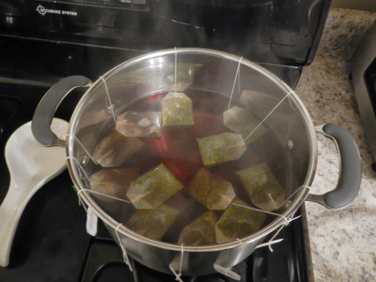 lalalalyndsey:  wolftyla:  stressed. — lemon balm tea. bloated. — peppermint