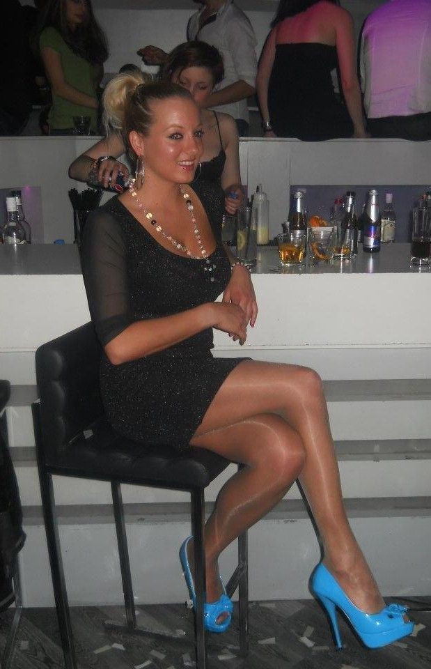 hotdressedwomen:  Found while surfing the net…