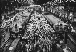 inritus:  Churchgate Station, Western Railroad Line, Bombay, India, 1995. Photographed by Sebastião Salgado.