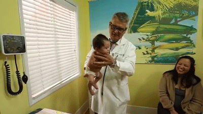 sizvideos:A pediatrician shows how to calm a crying baby (Video)