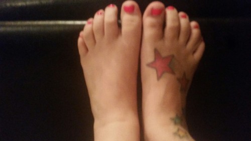 dirtyyvee: I got a pedi the other day  Cute toes for foot fetish Friday!