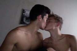 fuckyeahdudeskissing:  Fuck Yeah Dudes Kissing