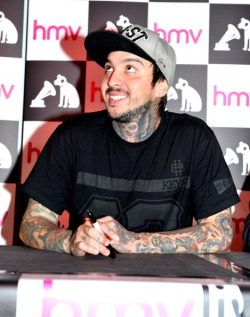 pierce-the-horizon-and-sirens:  tony—perry—love—forever:  X  