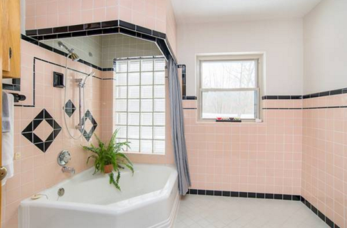 househunting: the rest of this house was ugly, i just wanted to post the bathroom. Indianapolis, IN