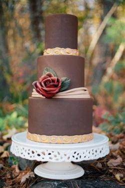 fancyweddingdreams:  Fall weddings have a very different flavor than summer weddings. Take a look at these 126 awesome fall wedding cakes ideas. I totally love #73! Read more: http://www.jollyweds.com/126-awesome-fall-wedding-cakes-ideas/image source: