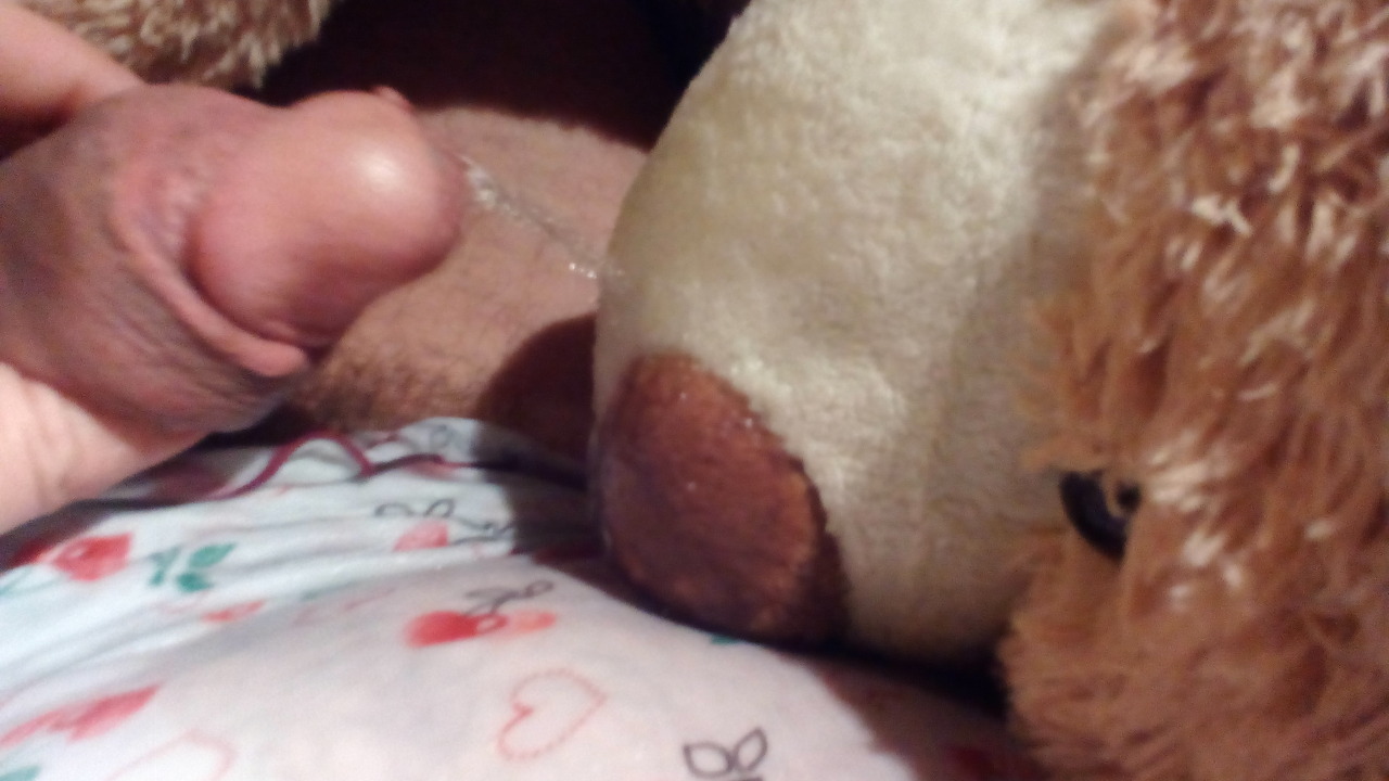 Sissyschwein pisst sich beim Kuscheln ein