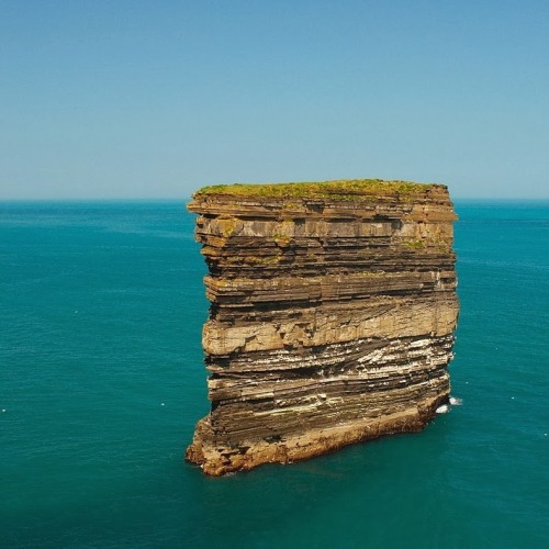 raucherkuss:  sixpenceee:  Dun Briste (The Broken Fort) is a sea stack close to the edge of the cliffs, which is 63 metres by 23 metres, 45 metres high and 228 metres from shore. In 1393 it was separated from the coast as a result of high seas and violent