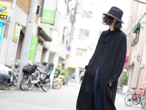  Yohji YamamotoCotton Fedora HatYohji YamamotoDouble Left Side Shirt CoatYohji YamamotoSwitched Part