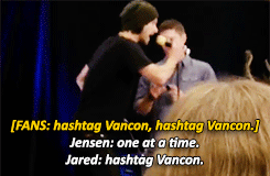 shelovesjared:  winchestrbrothrs:jared and the fans trying to help jensen send his