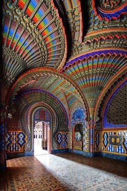 Immortal rainbow (The Peacock Room in Castello