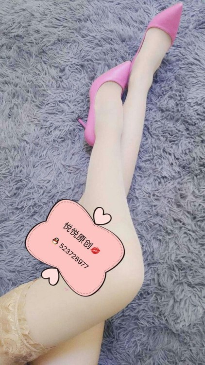 linyue-pink: 夜深了 汤友们晚上好 最近爱拍腿 腿控的哥哥们就有福啦 白天拍的照片更新一下 希望你们会喜欢呢