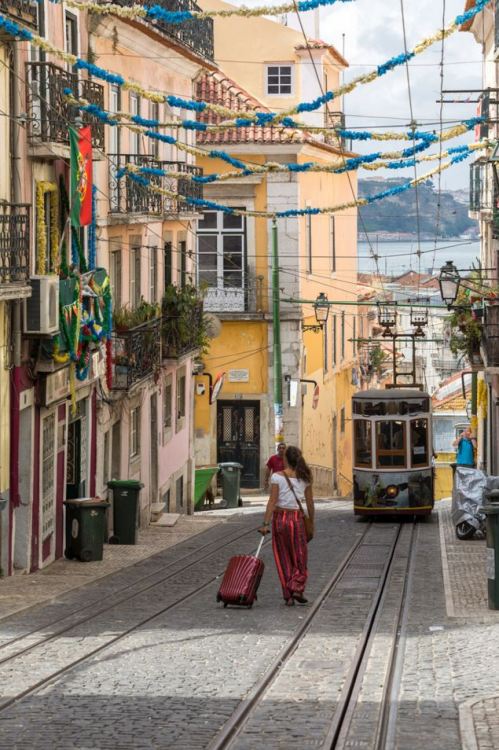 Lone Traveler, Lisbon / Portugal (by Brad Hammonds).
