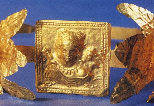 hellenismo:Gold wreath with image of Aphrodite Ourania with the sceptre and Eros (From Gorgippia, 2n