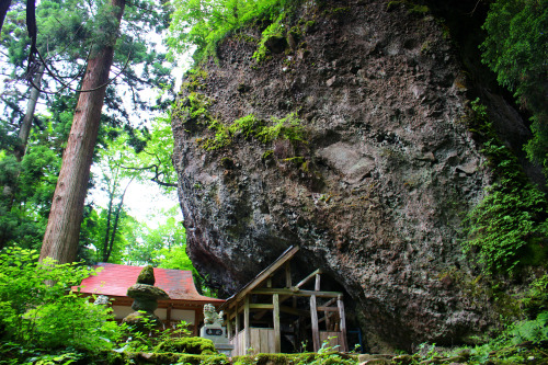 20200627（土）勝山市にある大矢谷白山神社（Oyadani Hakusan Shrine）に行ってまいりました。以前から一度は訪ねてみたい場所の一つだったんです。車から降りて神社まで田んぼの横の