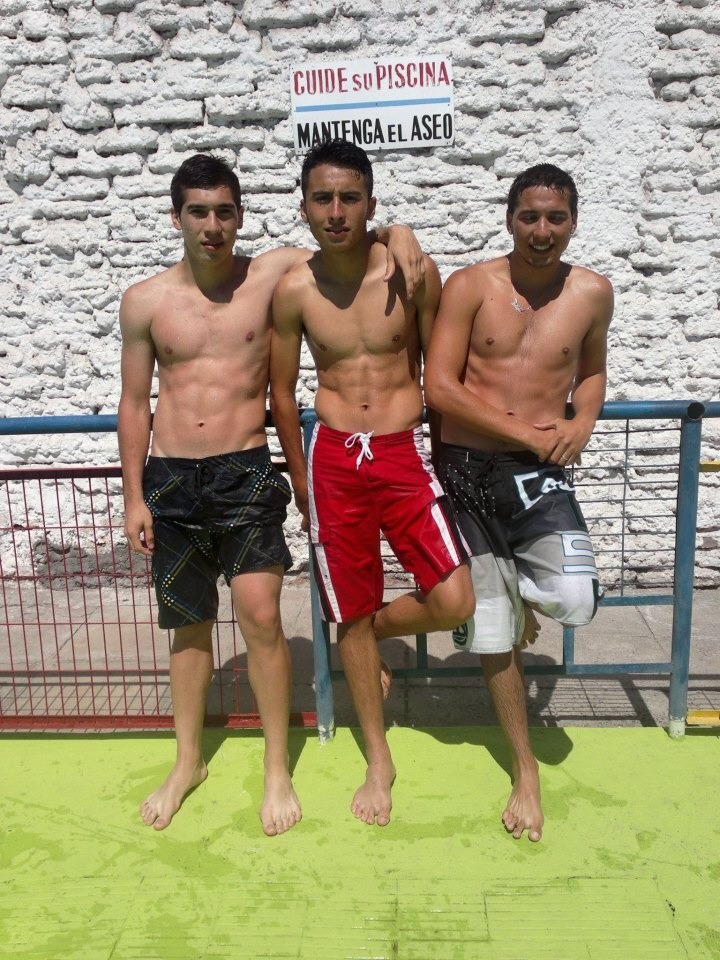 flaiteschilenosconbuzopitillo:  Rico grupo de flaites me los como a todos