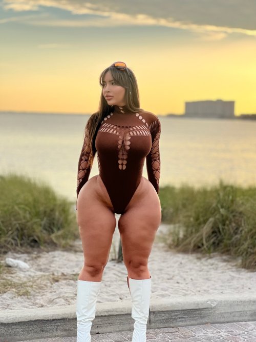 thicksexyasswomen2021:  ass-booty:  Maria Gjieli@mariagjielixo   Sunsets @thicksexyasswomen2021🌞