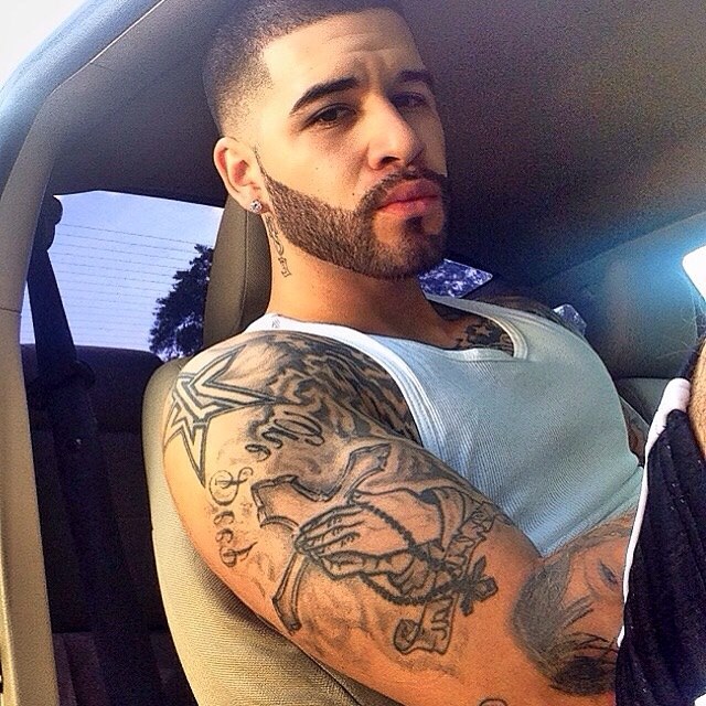 betocheto17:  I love it when guys wear cowboy hats  😍  He has a nice inked up