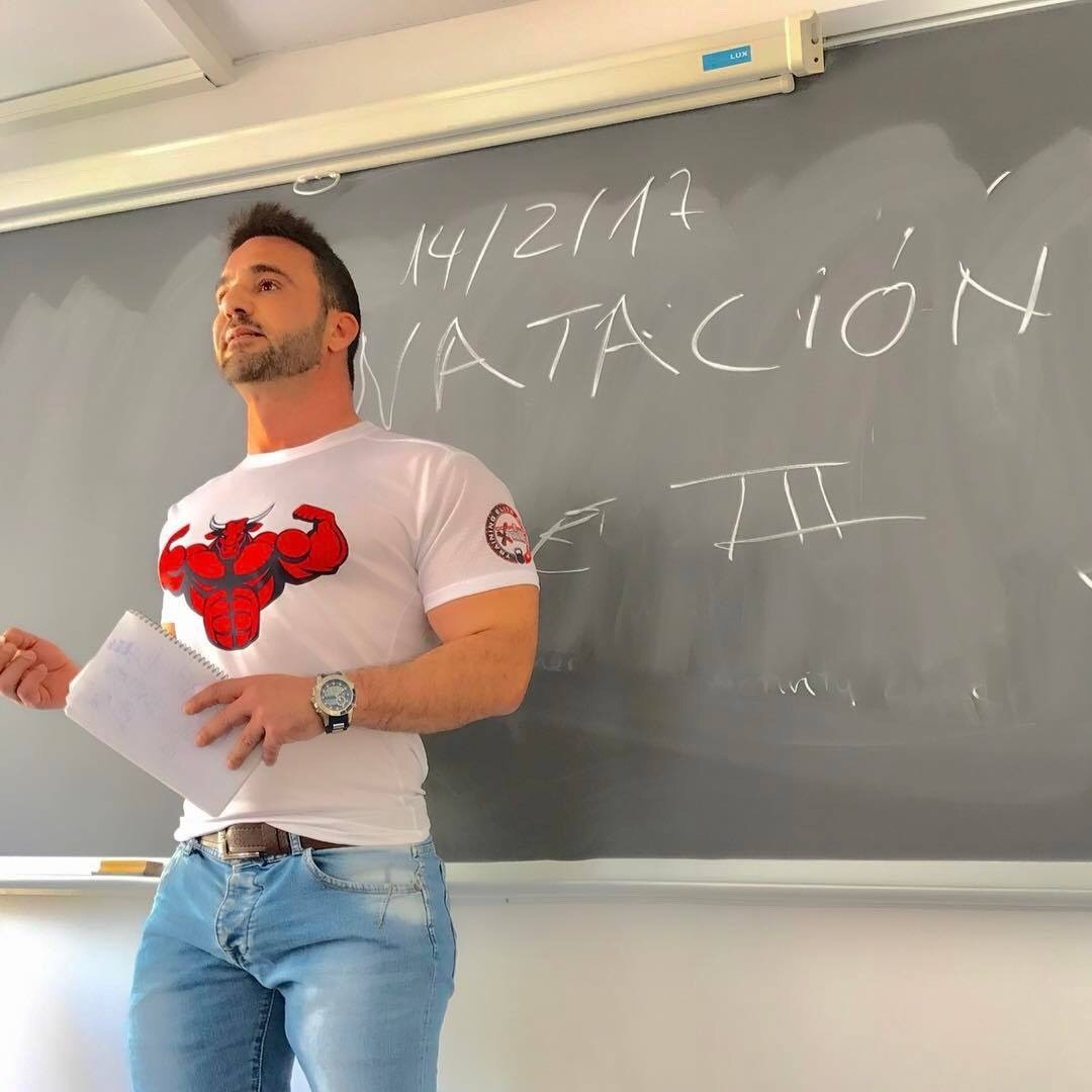 cowboybulgejeans: the-privateer:  musclehunkymen: ‪Muscled school teacher Juan