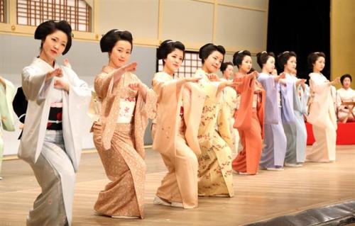 geisha-licious:  Rehearsals for Miyako no Nigiwai 2013! 1. maiko Ryouka and Kanoyumi 2. and 3. maiko Toshikana, Chikayuki, Toshichika, Fukukimi, Mamemaru, Chisako, Koyoshi and Fumino 4. maiko Ichimari, Toshikana, Chikayuki, Toshichika 5. maiko Satohana,