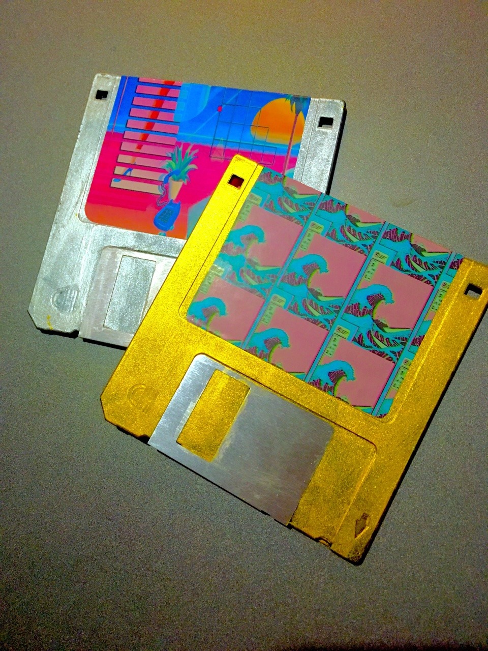 deadass painted two floppy discs i found
am i v a p o r w a v e yet
done with two floppy discs, sticker paper, and gold/silver acrylic paint