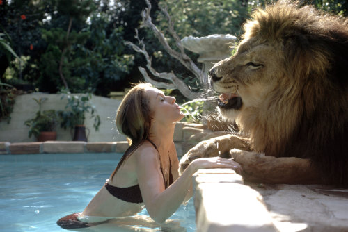 gameraboy:  Tippi Hedren, her daughter Melanie Griffith and Tippi’s pet Neil the lion in 1971. Photos by Michael Rougier for Life. 