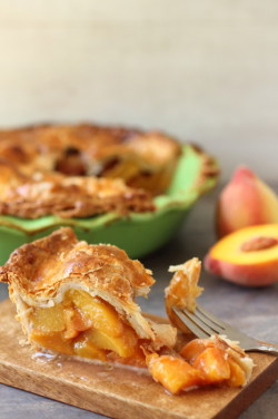 cupcakes-for-breakfast:  Fresh Peach and Cardamom Pie in a Buttery Crust | Foodness Gracious 