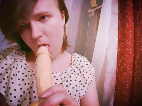 ta6769:  I adore the belt on this dress and I am in love with that first picture of my face. I think I look really cute and maybe even a bit hot? Anyway I made a bunch of gifs with a dildo that you can find in this Imgur album (I suck it, ride it, and