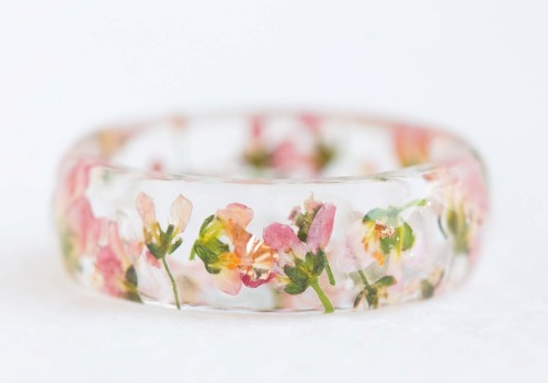 sosuperawesome:Botanical Resin RingsLivin Lovin on Etsy 