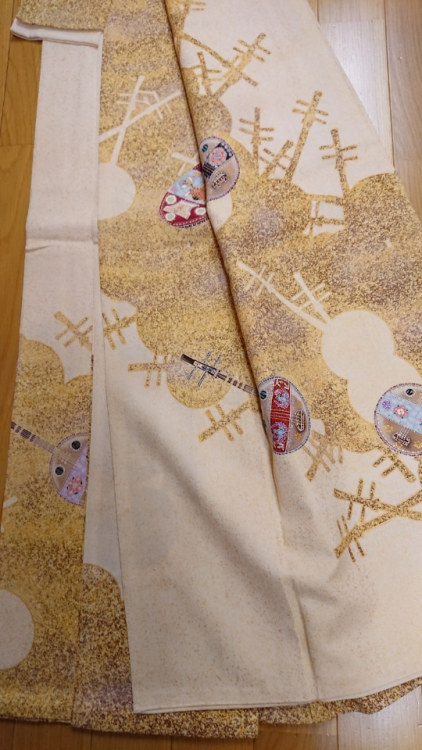 Unusual kimono depicting Gekkinlutes (seen on, photo from)OP called those biwa but biwa are more pea
