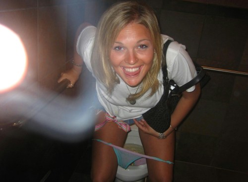 POTTY BLONDES porn pictures