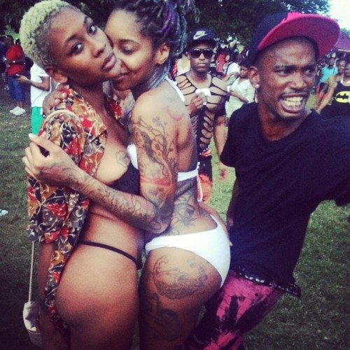 badwickedsoul:  LMAO!!! LOOK AT THE DUDE FACE