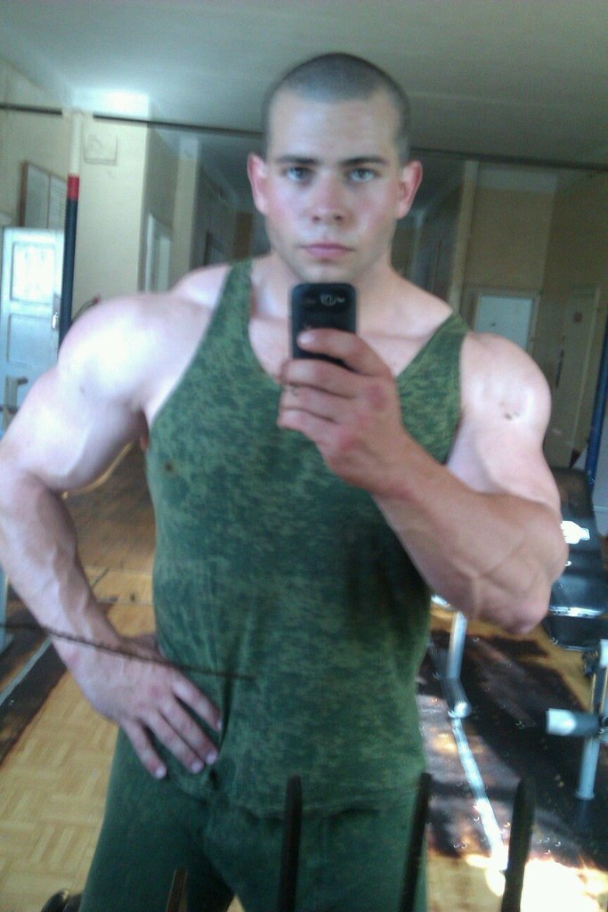 keepemgrowin:Oh hell yes… ridiculously hot military muscle.