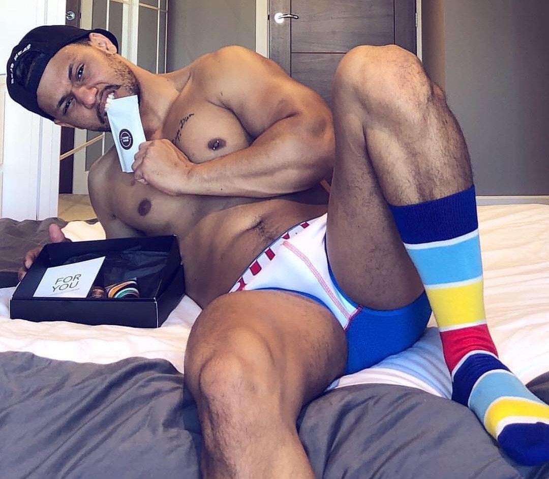 socksandskin: https://socksandskin.tumblr.com/ 