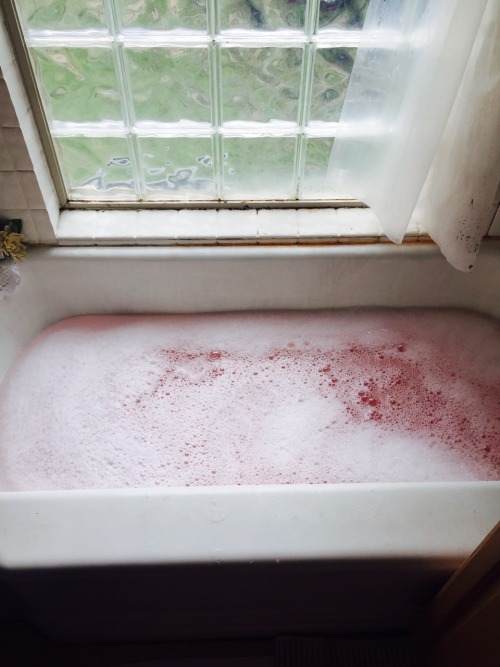 unwinseggsv: the photoset you didn’t need of my bath this morning ❤️ Necesito una mañan