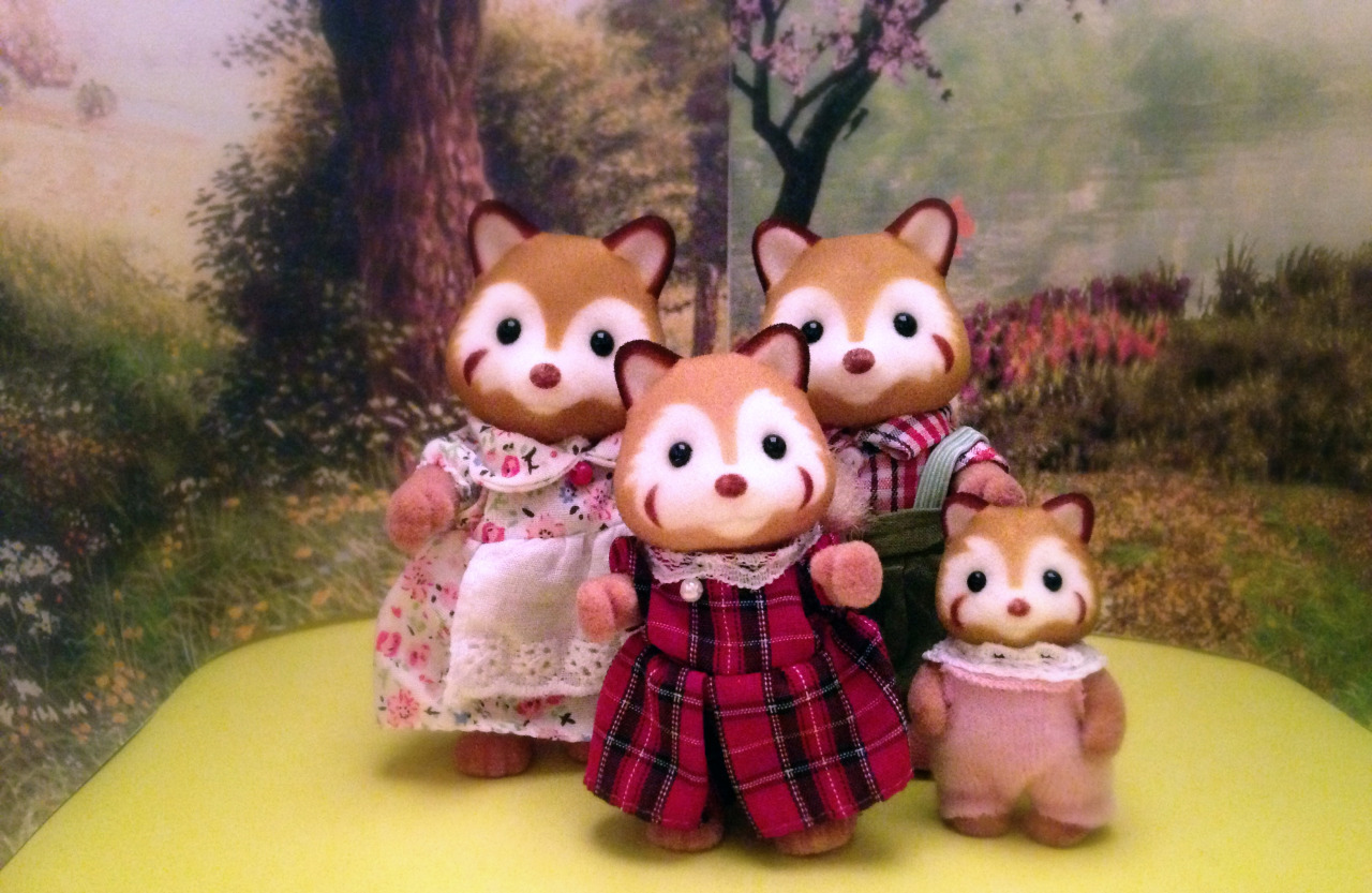 I discovered the Sylvanian Families dolls lately - My friends got me a  family of 4 red pandas for my birthday : r/redpandas