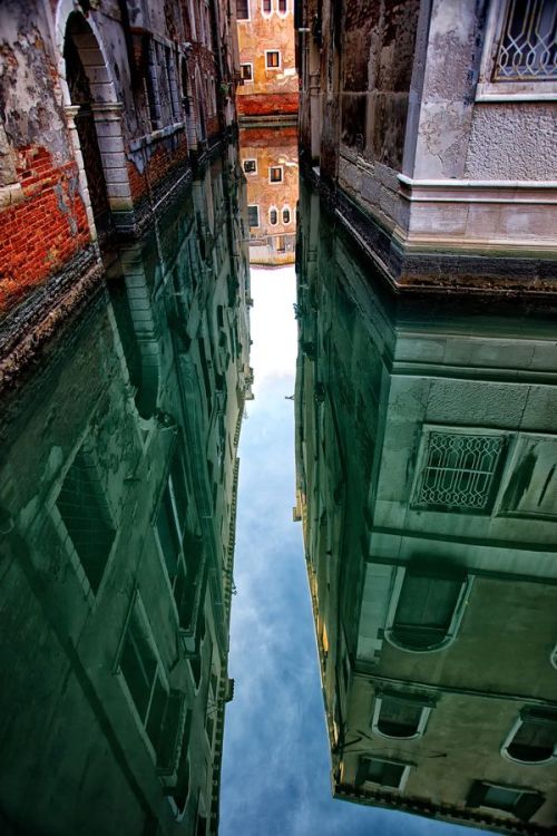 bluepueblo:Reflections, Venice, Italyphoto via barry