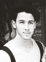 thejonasnetwork:  Joe and Nick out and about with fans in NYC today [8/23] 