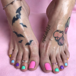 crystal-inked-legs:  Happy First Day of Spring! SWIPE▶️ for another angle of my new pedi. Let me know in the comments which photo is your favorite! 🐰🌼🌸👣