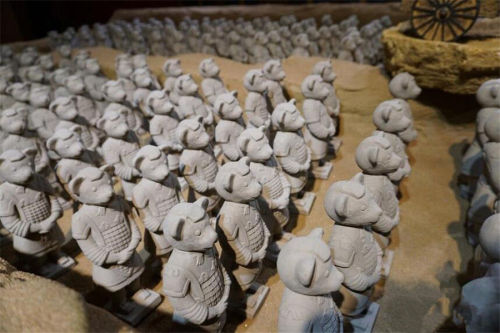 About 500 handmade pottery clay teddy bear warriors made their presence at Wuxi, East China’s 