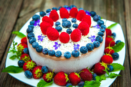 Olenko’s Raw Vegan Happy 4th of July Cake Happy Independence Day America! I made this deliciou