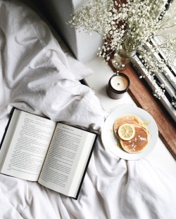 pollyandbooks:  Lazy Saturday mornings ♡🌾   Morning!