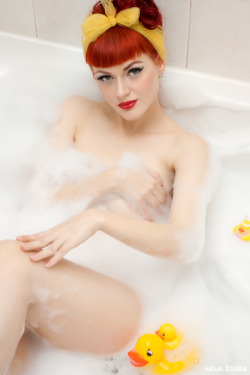 gretamacabre:  Bath pin up MUAH/Model: Greta 