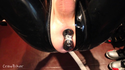 crewbiker:  S-t-r-e-t-c-h.  There’s no way to expel this plug when it’s fully opened and locked in place.