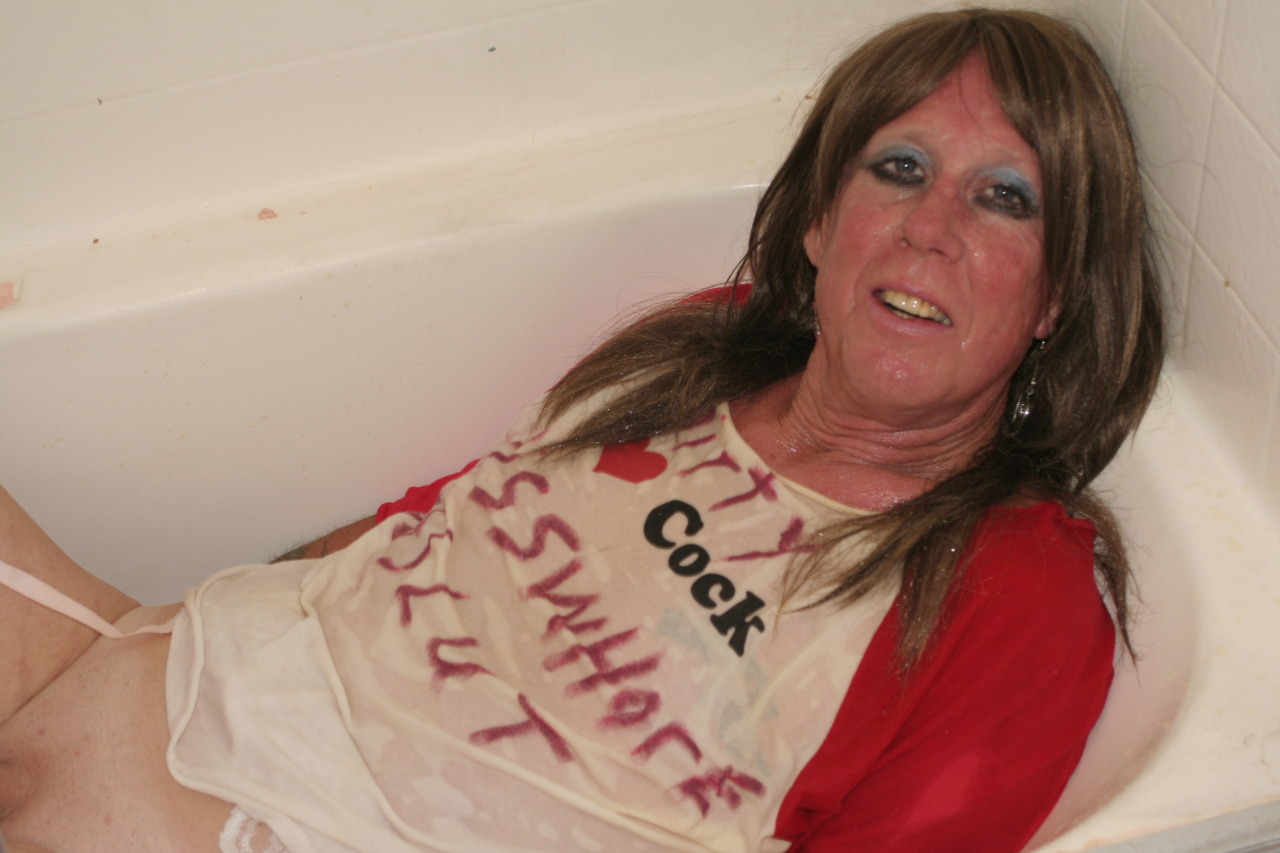 nastymichelle:  I LOVE MEN PISSING IN MY URINAL MOUTH I AM NASTY MICHELLE AND I LOVE